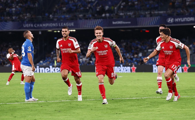 أوديجارد يقود أرسنال لفوز ثمين على نابولي في دوري الأبطال