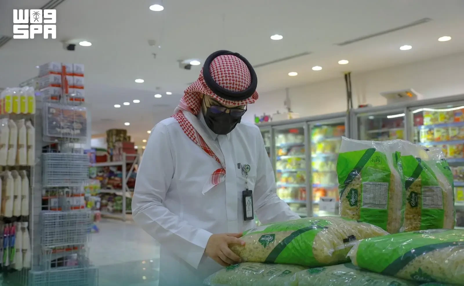 رصد 30 مخالفة وإغلاق 6 منشآت تجارية في رفحاء
