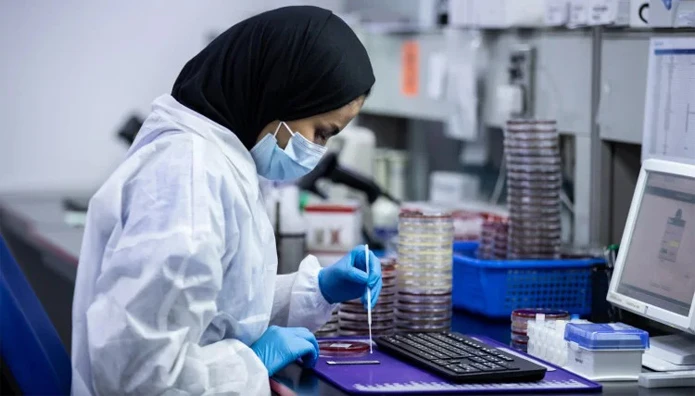 فنّيُّو مختبرات جامعات سعودية بدون مرتبات لـ3 أشهر