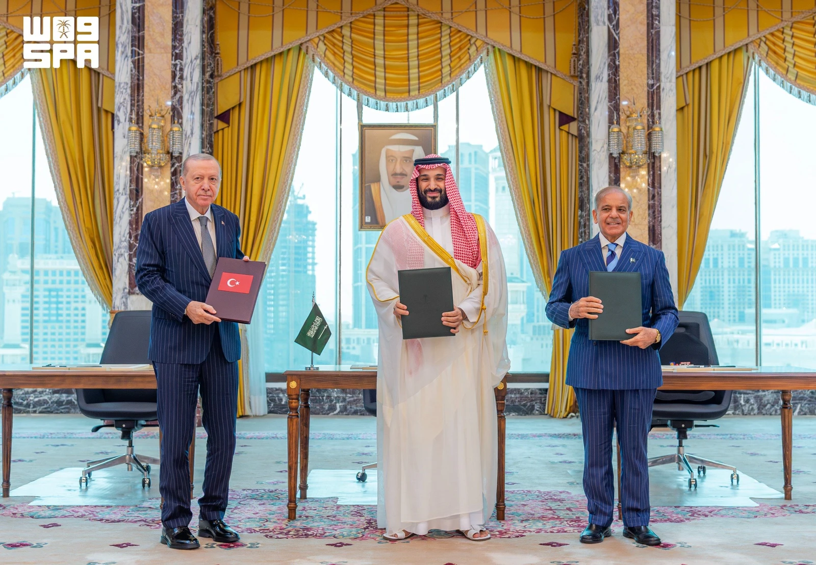 ولي العهد وأردوغان وشريف يوقعون "اتفاقية مكة للدفاع المشترك"