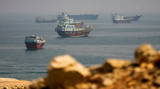 إصابة سفينتين بمقذوفات في مضيق هرمز