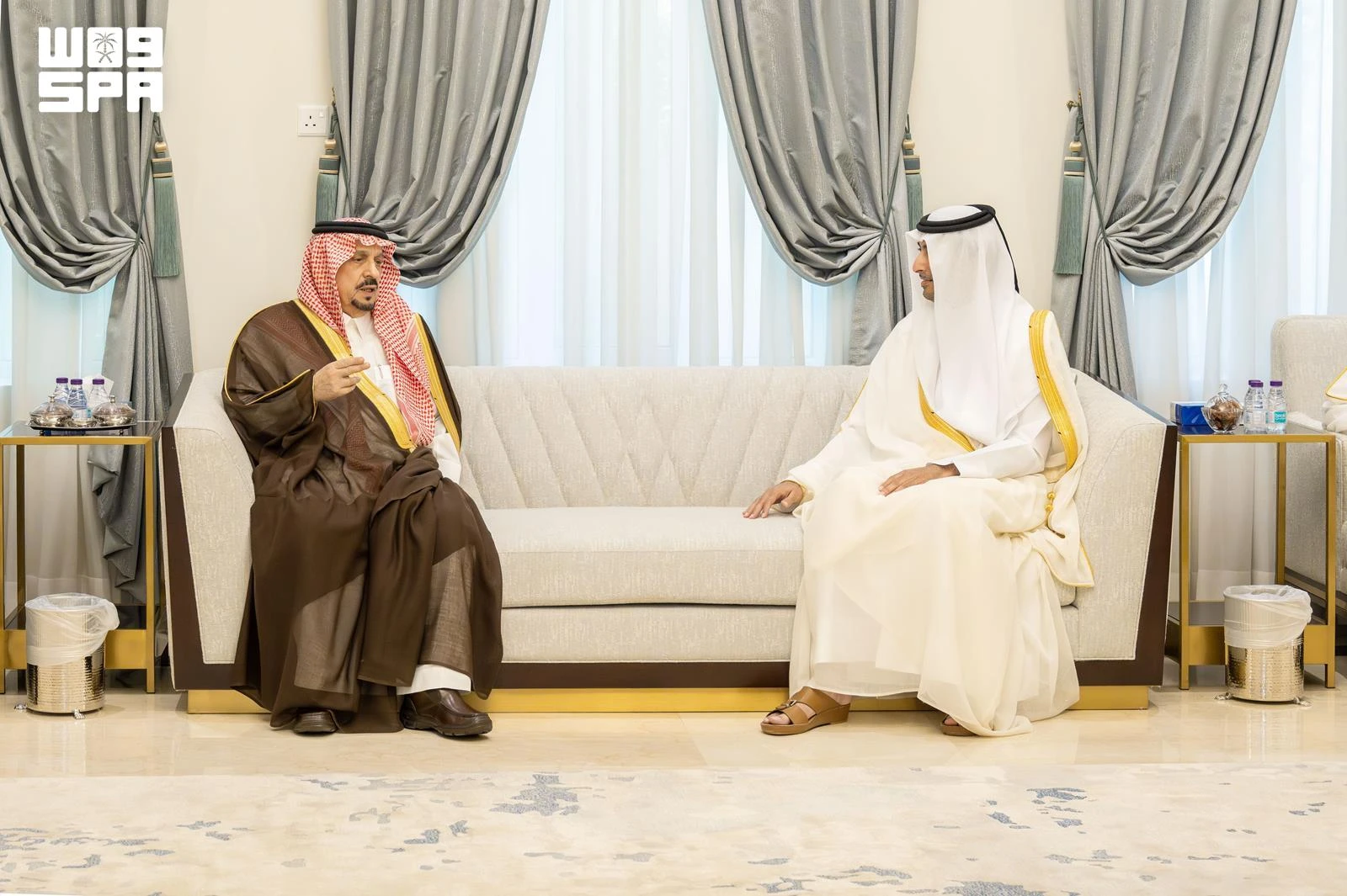 أمير الرياض يعزي في وفاة أمير قطر السابق حمد بن خليفة