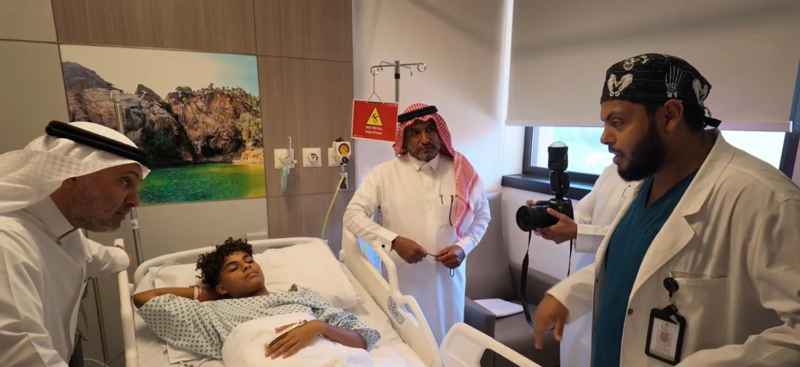 وزير الصحة يتفقد مصابي الاعتداء الحوثي على مطار الملك خالد