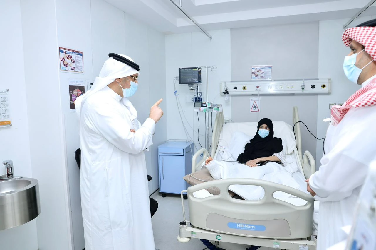 أمير عسير يزور مصابي حادث اللعبة الترفيهية بأبها
