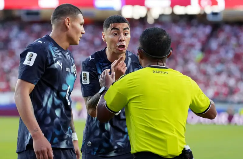 ألميرون أول لاعب يطرد لتغطية فمه بيده  