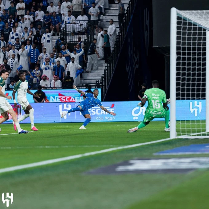 الهلال يتقدم على الأهلي بثنائية في الشوط الأول من الكلاسيكو
