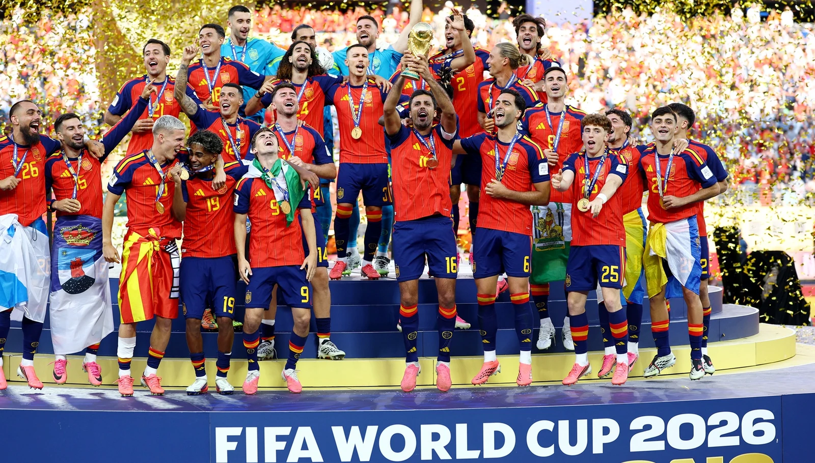 أبطال العالم الإسبان يجوبون شوارع مدريد في موكب احتفالي