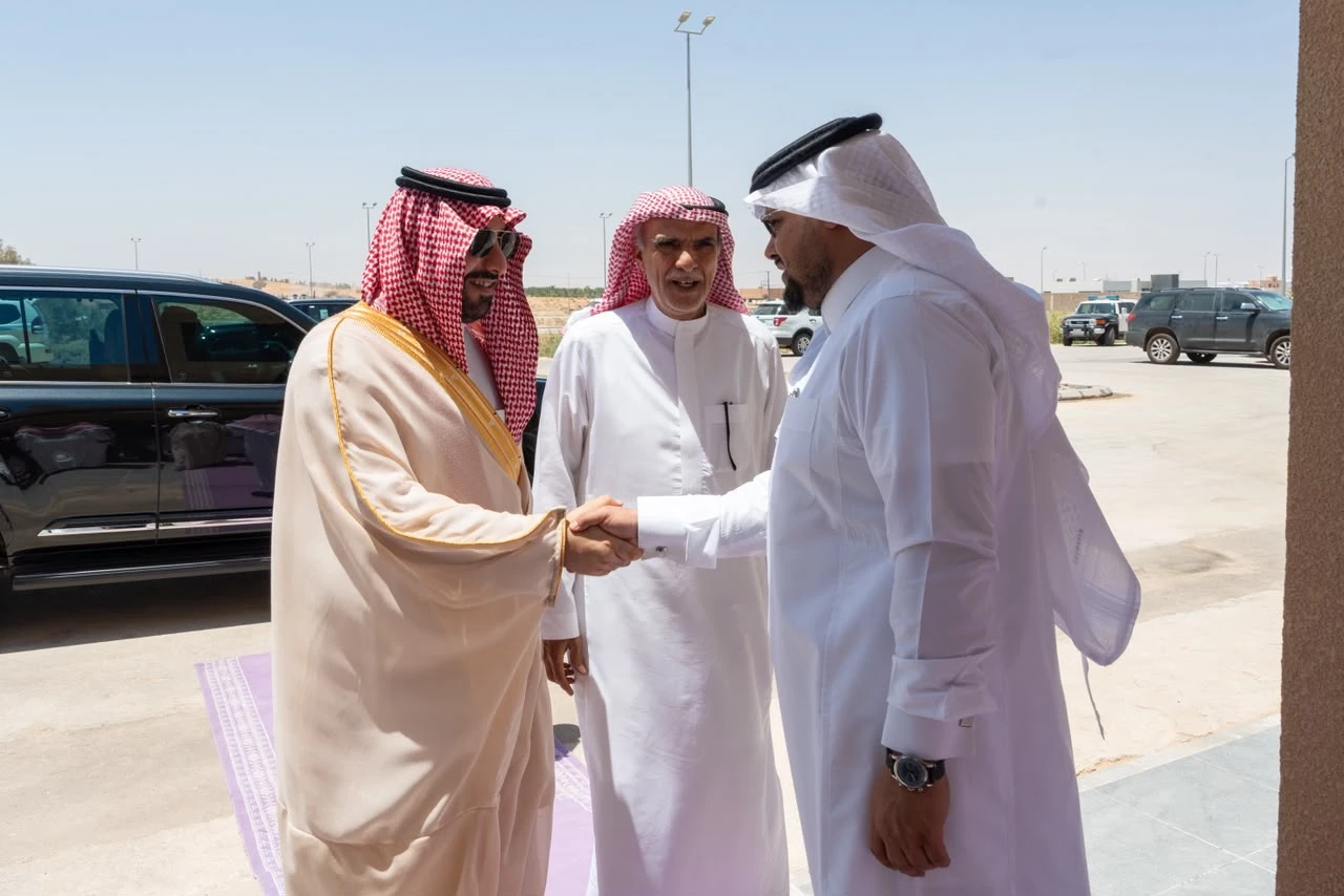 محافظ عنيزة يتفقد مشروع "إسكان عطاء 1" 