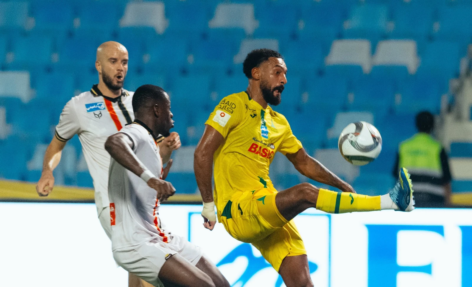 الخليج يتعادل سلبيًا أمام الرياض في روشن 