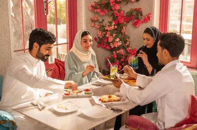 دراسة: تناول الطعام مع شخص مقرّب قد يحد من ارتفاع سكر الدم