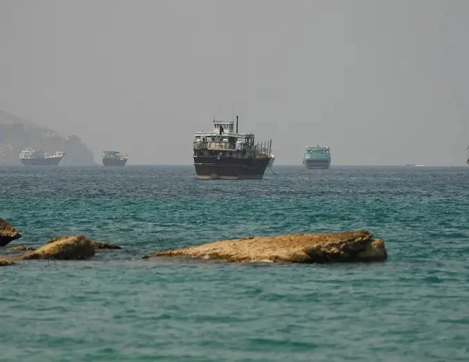 حريق يصيب ناقلة في هرمز بعد استهداف مجهول 