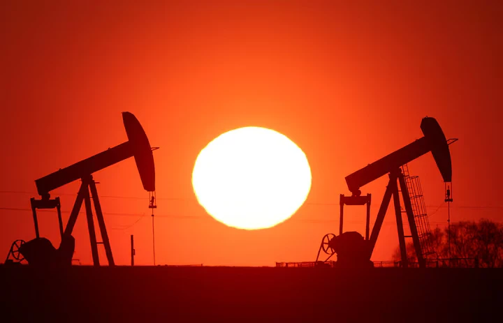النفط يستقر والذهب يهبط من أعلى مستوى في 3 أشهر