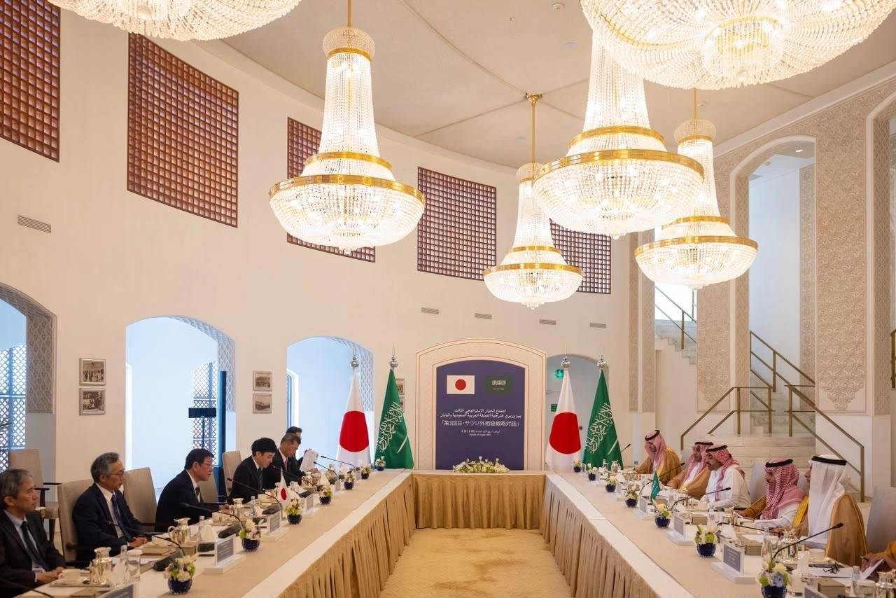  وزير الخارجية يستقبل نظيره الياباني ويعقدان اجتماع الحوار الإستراتيجي الثالث