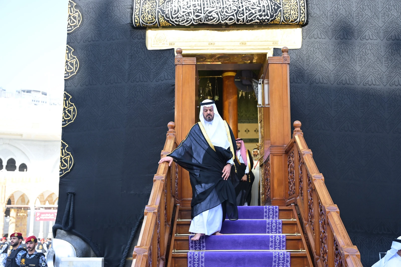 نيابة عن  الملك.. نائب أمير مكة يتشرف بغسل الكعبة 
