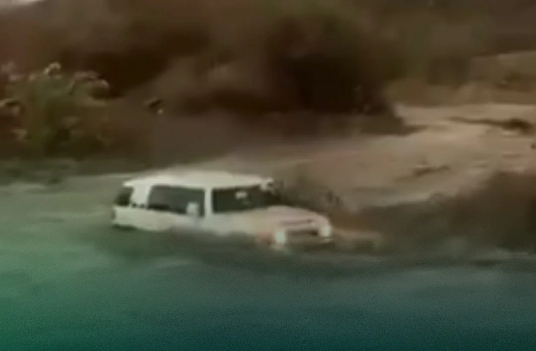 ضبط قائد مركبة لعبوره الأودية أثناء جريانها