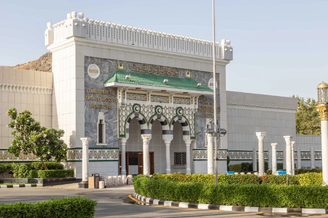تُعد الساعة شاهداً على الاهتمام البالغ بالمسجد النبوي
