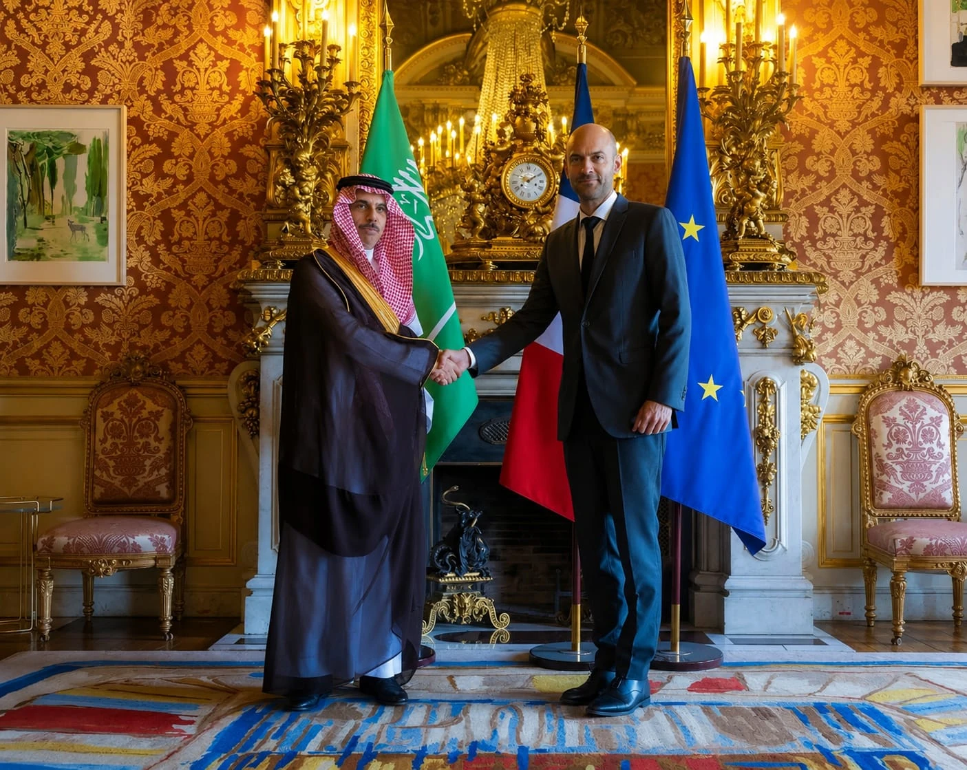وزير الخارجية يستعرض مع نظيره الفرنسي العلاقات الثنائية 