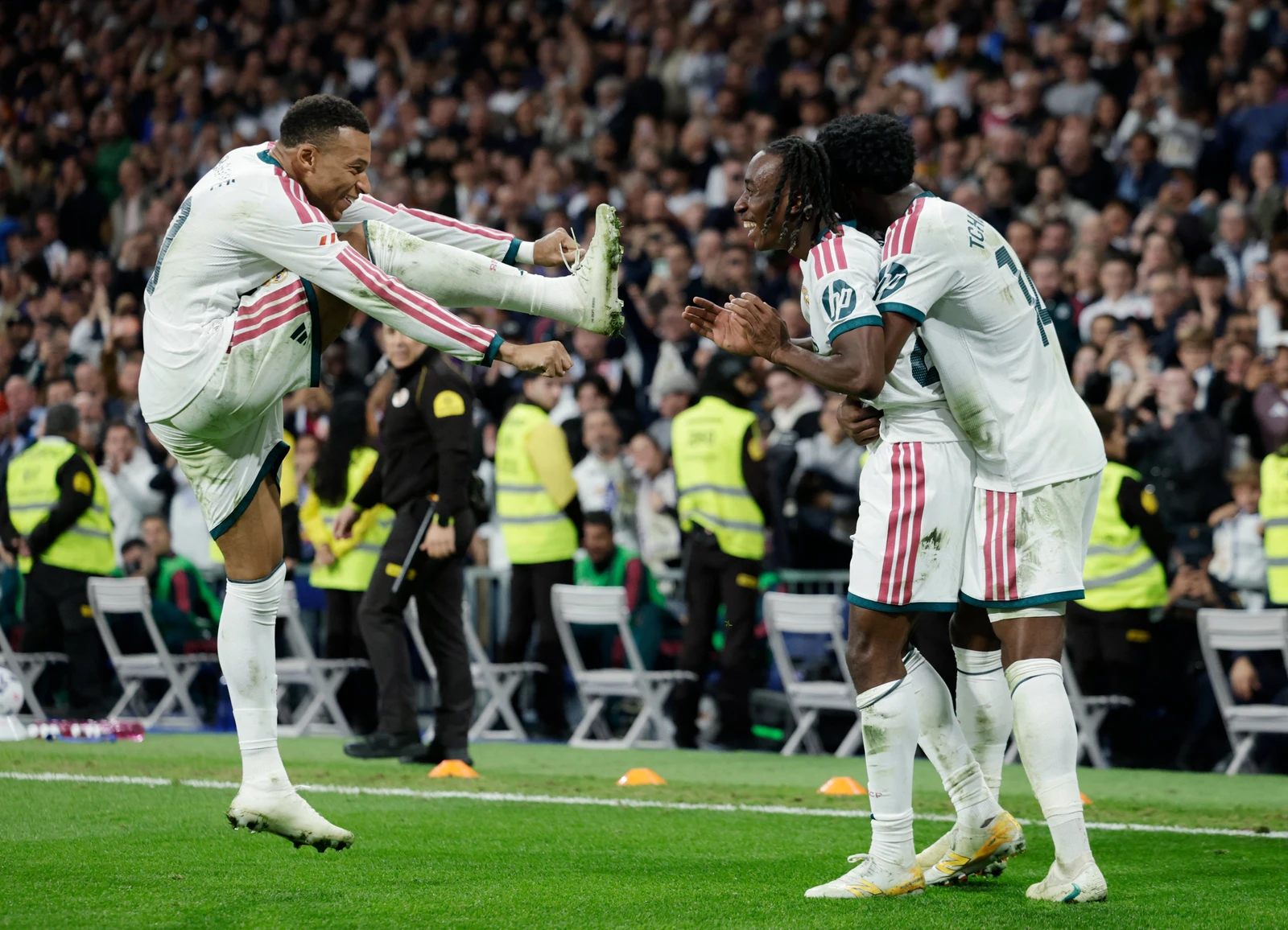 مبابي يقود ريال مدريد لرباعية في شباك إشبيلية قبل الكلاسيكو