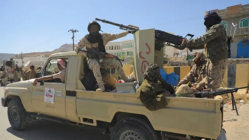 الجيش اليمني يتقدم في تعز والحديدة... وتدمير زورقين للحوثيين