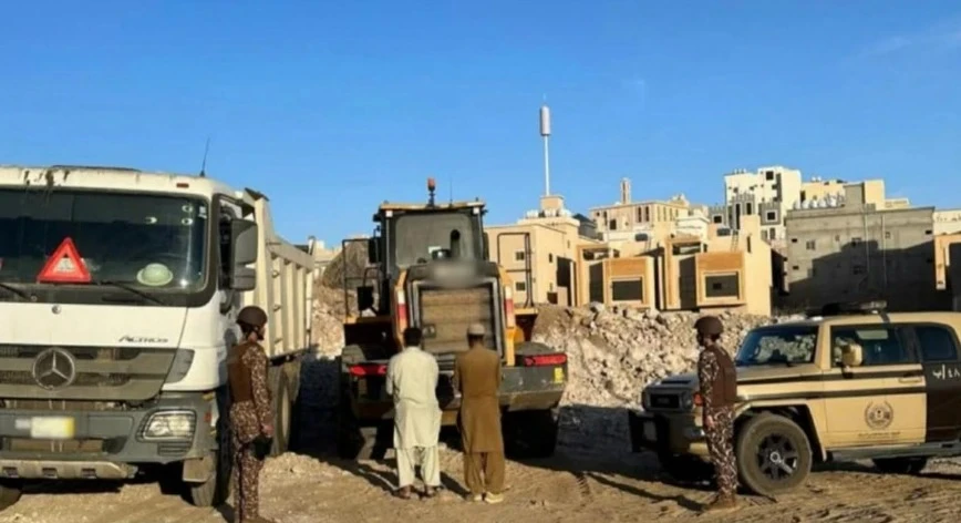 ضبط مقيمين مخالفين لاستغلالهما الرواسب في المدينة المنورة 