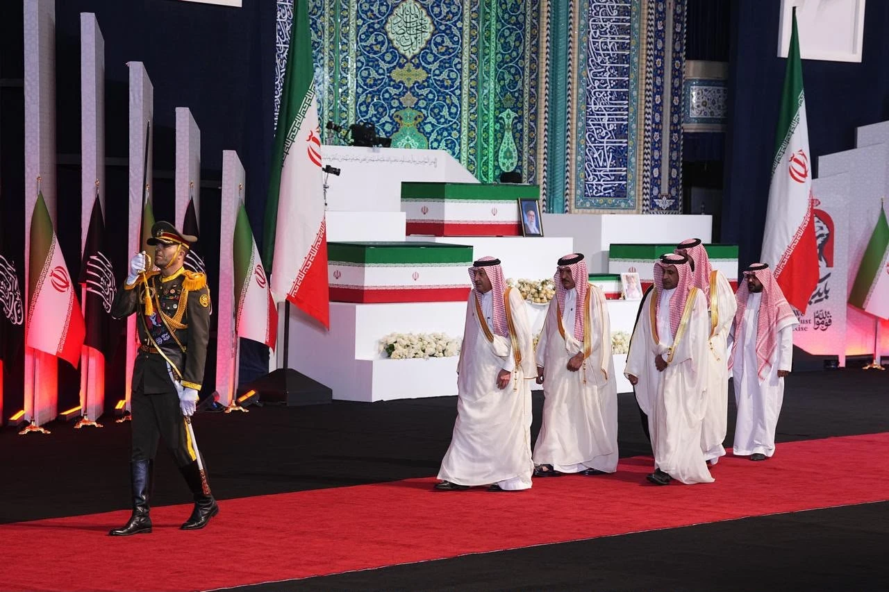 "الخريجي" ينقل تعازي القيادة للرئيس الإيراني في وفاة "الخامنئي"