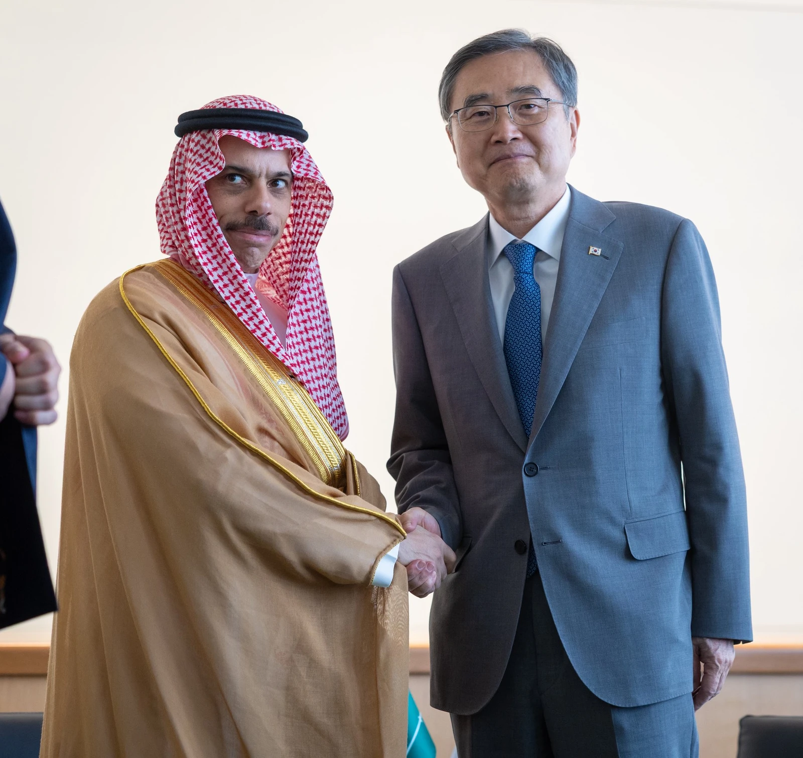 وزير الخارجية يبحث مع نظيره الكوري أوضاع المنطقة