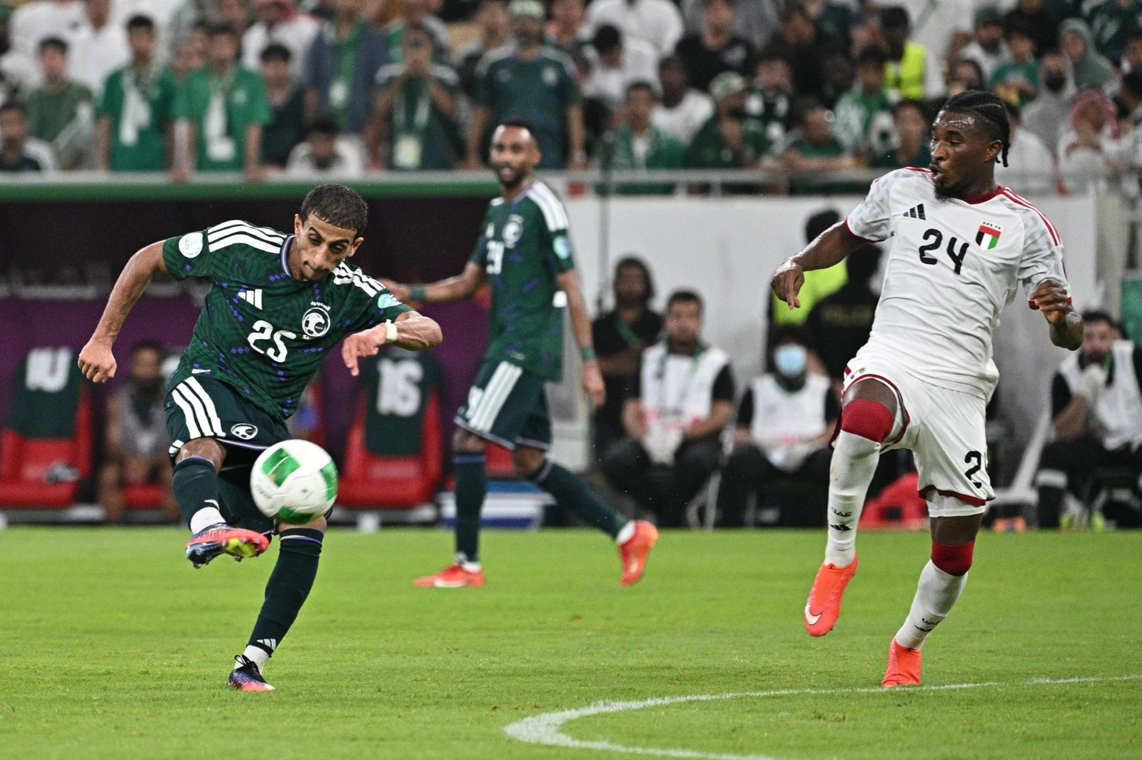 رئيس الإمارات يهنئ السعودية بلقب "خليجي 27"