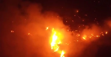 مدني تنومة يباشر حريقًا في منطقة جبلية