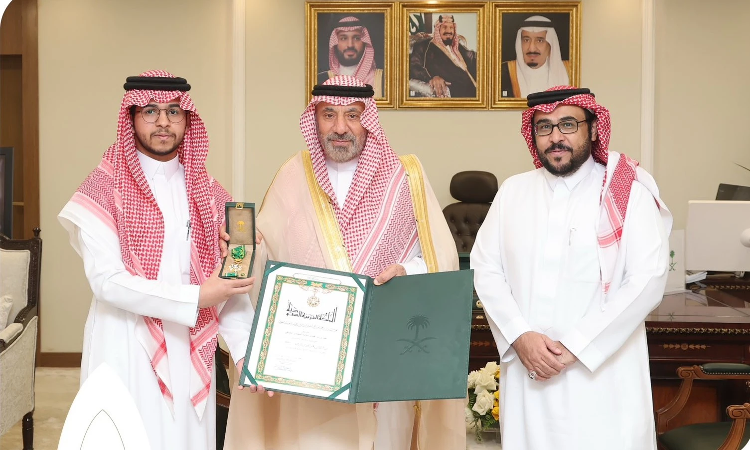 أمير نجران يكرّم مواطنًا بوسام الملك عبدالعزيز لتبرعه بجزء من كبده