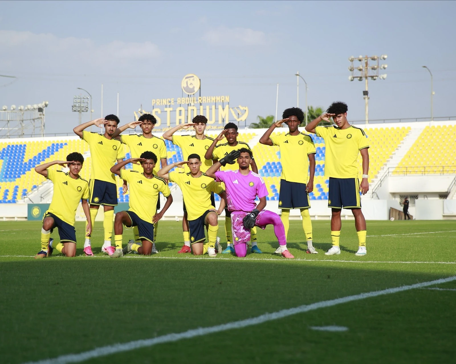 كريستيانو رونالدو جونيور يؤدي التحية العسكرية مع ناشئي النصر