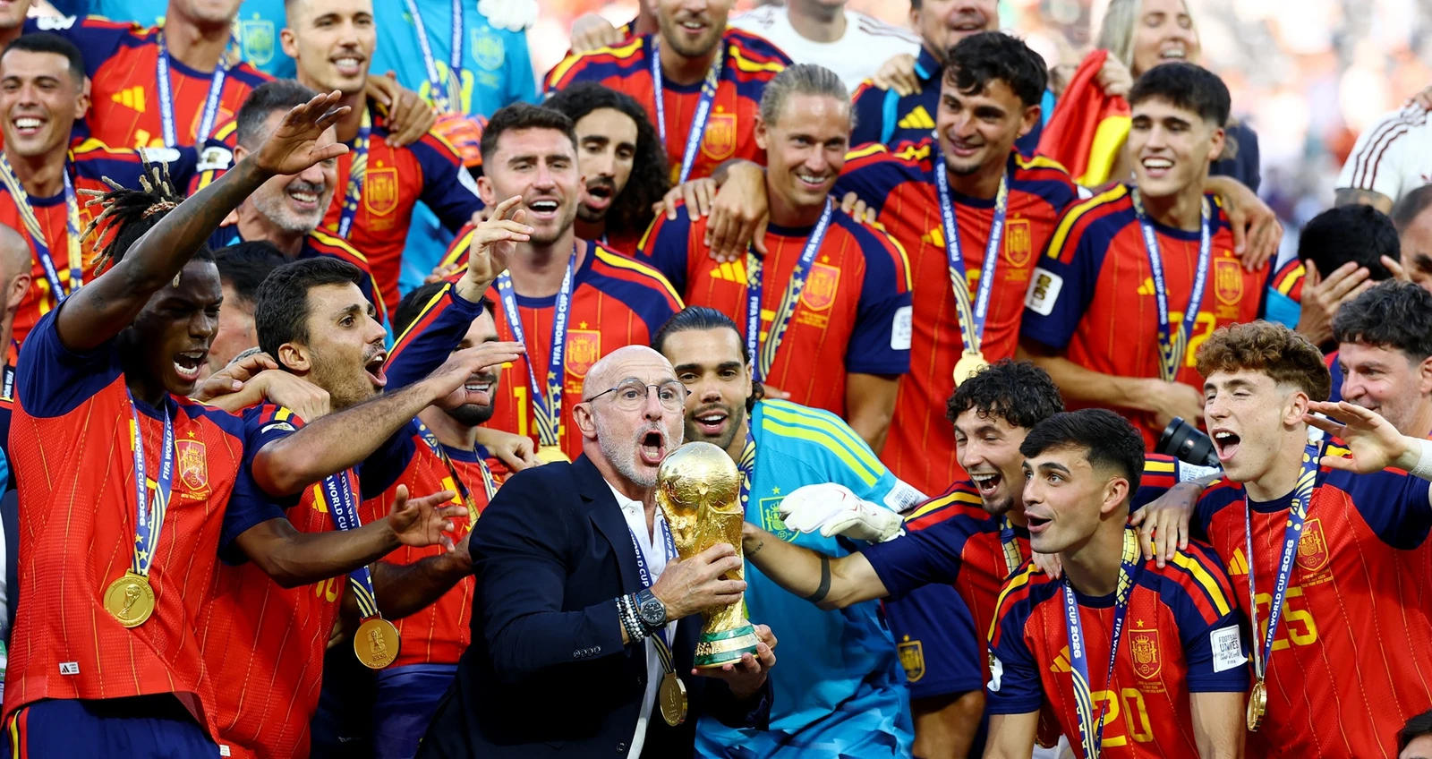 كم حصلت إسبانيا بعد التتويج بكأس العالم؟