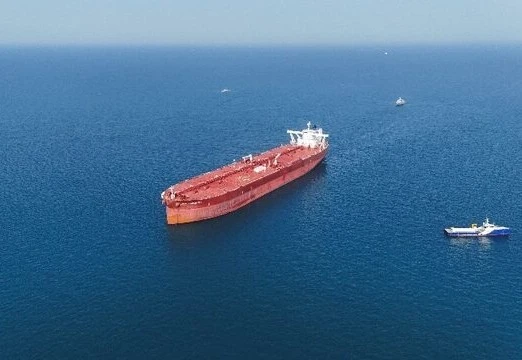 إصابة ناقلة بمقذوف شرقي ليما في عُمان