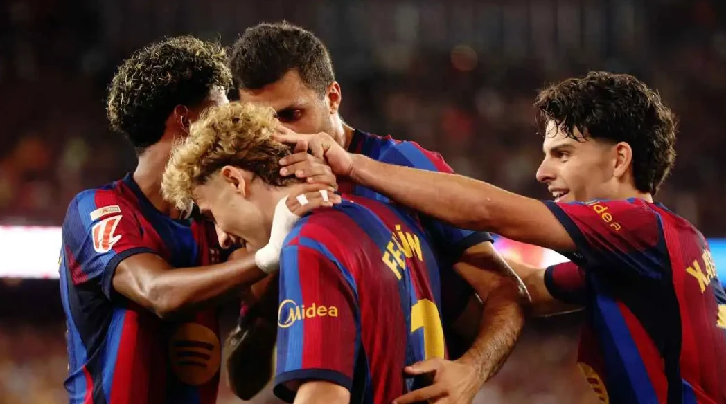 برشلونة أمام راسينغ.. هل يواصل فليك الانطلاقة المثالية؟