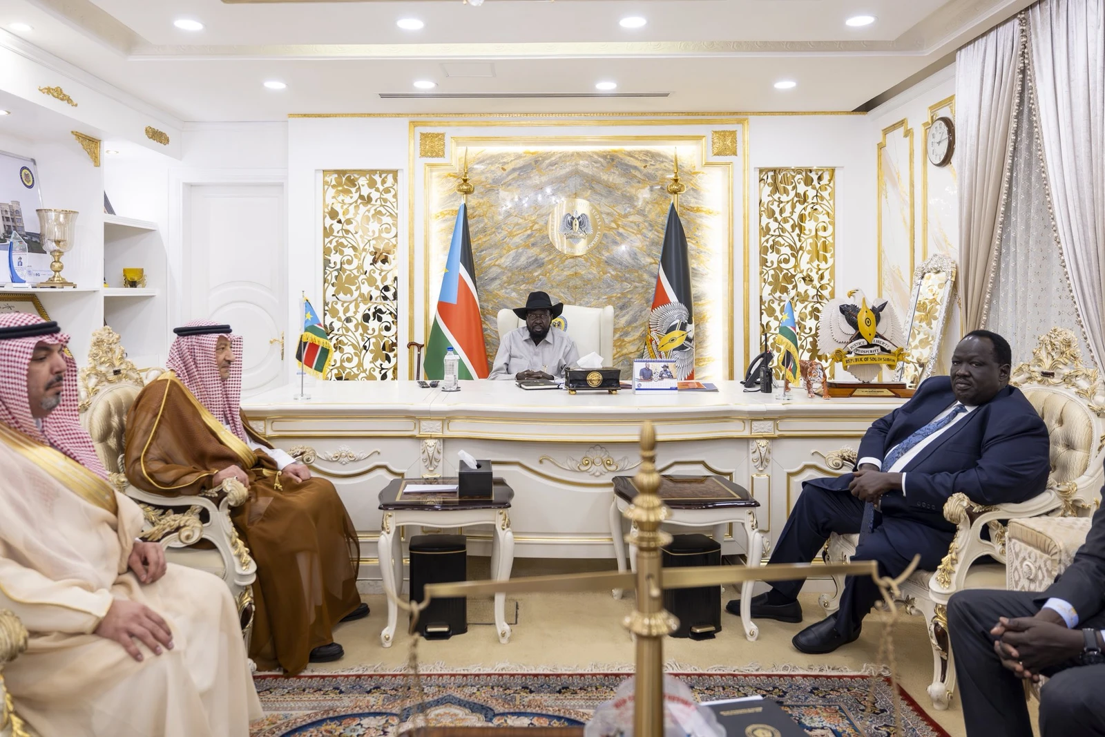 "الخريجي" ورئيس جنوب السودان يبحثان تطورات الأوضاع 