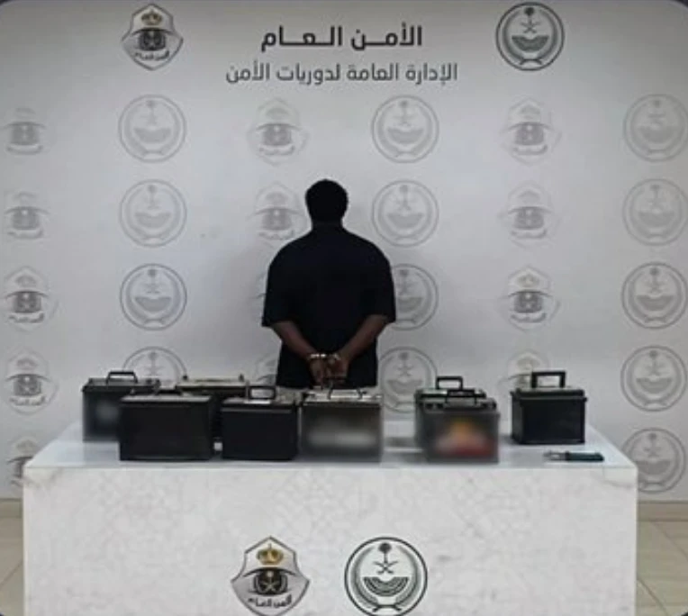 القبض على شخص لسرقته بطارية مركبة متوقفة بالرياض