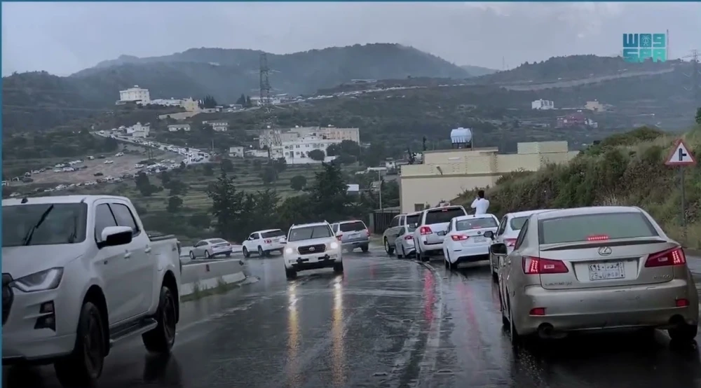 أمطار غزيرة وتجمعات للسيول.. إنذار أحمر على 4 مناطق 