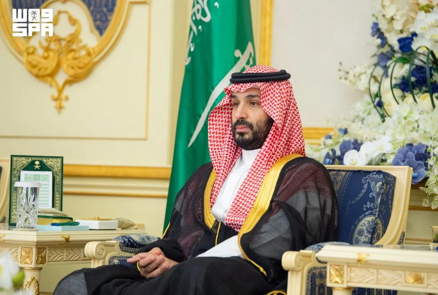 ولي العهد يستقبل الأمراء والعلماء وجمعًا من المواطنين