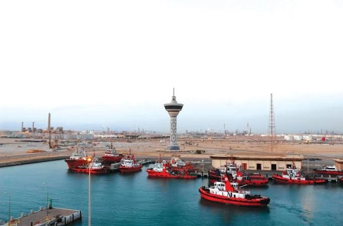 "ميناء ينبع" يستقبل 9 توربينات رياح مزودة بـ 27 شفرة