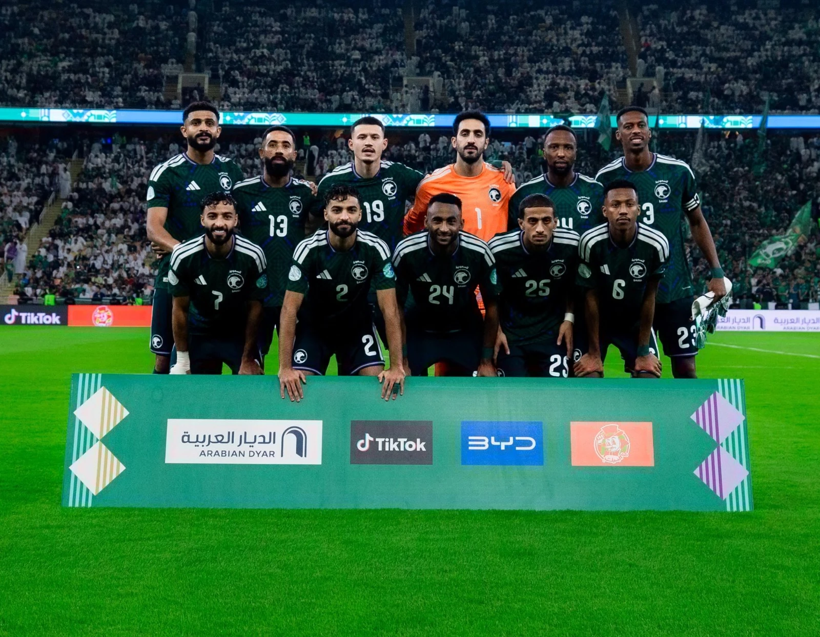  كفة القيمة السوقية تميل للأخضر قبل مواجهة عُمان