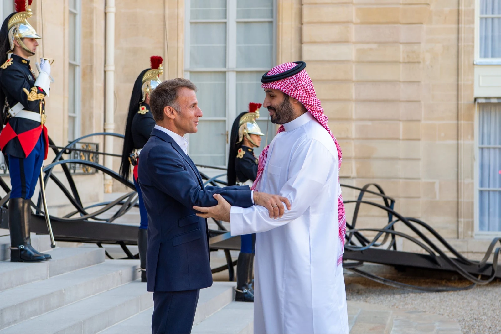 لقاء ودي بين ولي العهد والرئيس الفرنسي في قصر الإليزيه