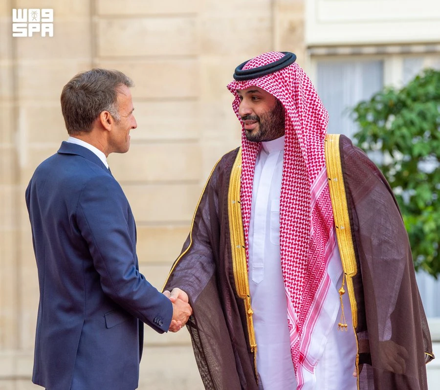 ولي العهد يحضر مأدبة عشاء رسمية في قصر الإليزيه 