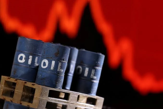 النفط يهبط لأدنى مستوى منذ مارس