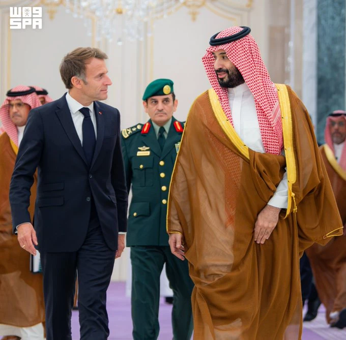 ولي العهد يستقبل الرئيس الفرنسي 