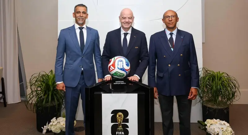 يونس محمود يكرّم إنفانتينو ويستقبل هدية من رئيس الاتحاد الفرنسي