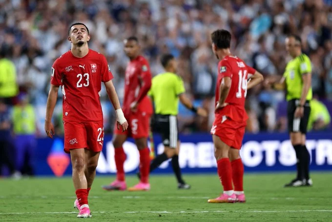 الجماهير السويسرية تحتفي بفريقها بعد انتهاء مسيرته في كأس العالم
