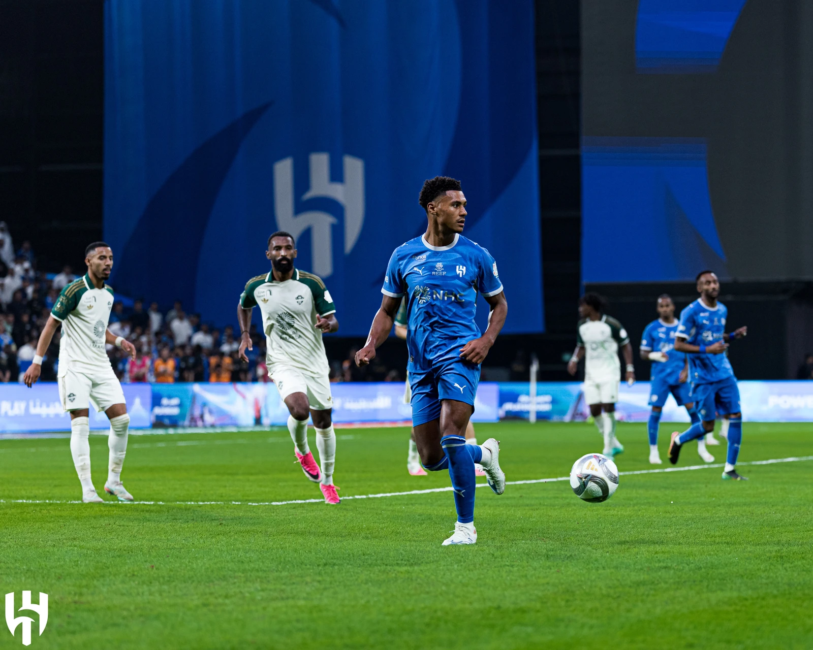 واتكينز يدشن أهدافه مع الهلال في كلاسيكو الأهلي