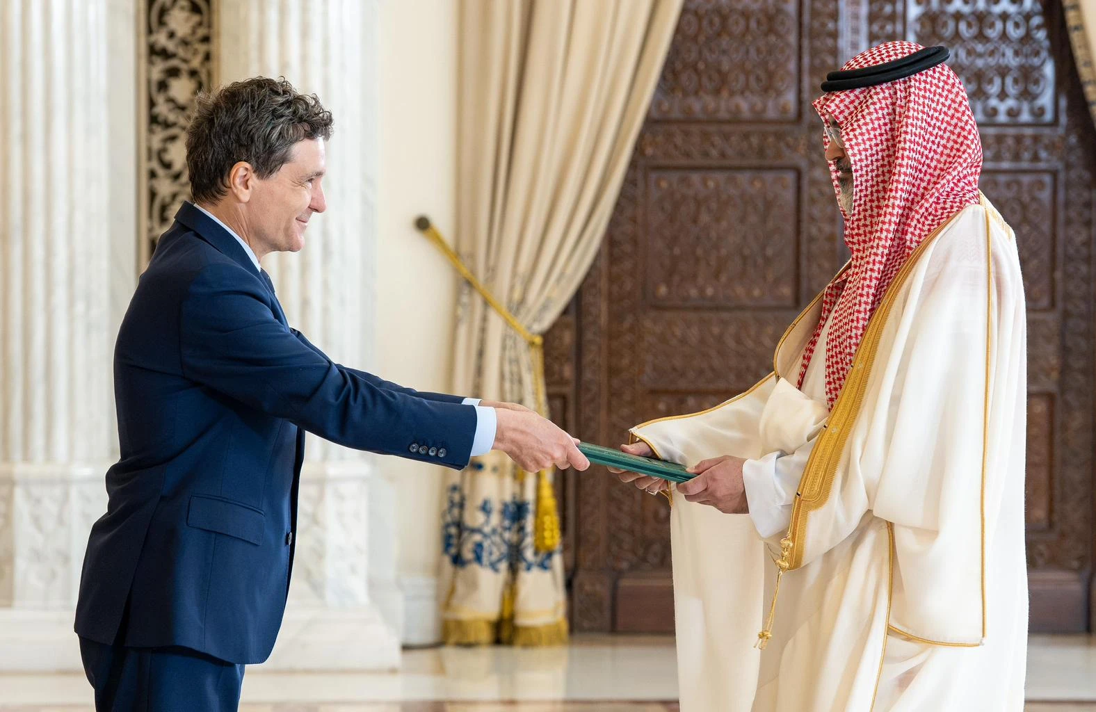 السفير الشمري يُقدّم أوراق اعتماده لرئيس رومانيا