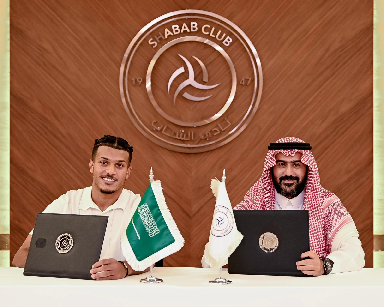 الشباب يجدد عقد سلطان العنزي