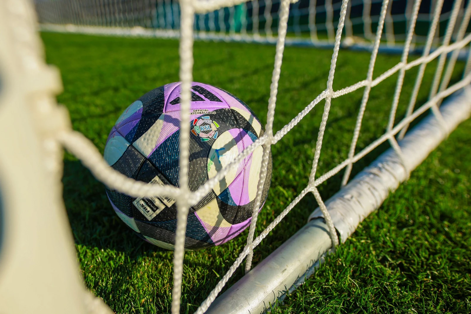 حكام مباريات اليوم الجمعة في أولى جولات دوري روشن 