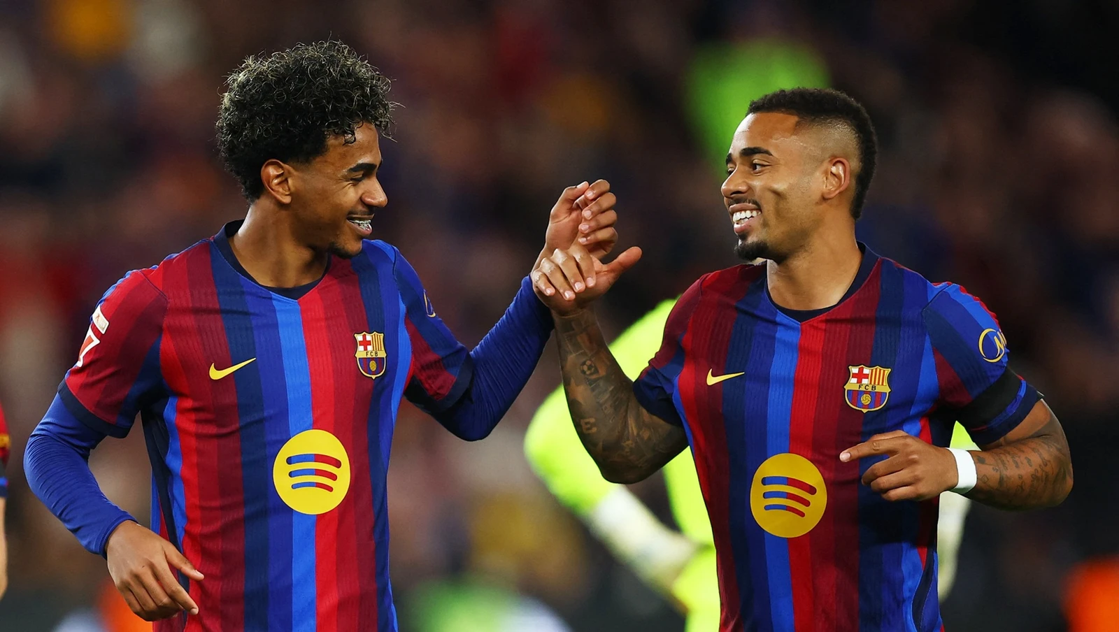 برشلونة يكتسح ألافيس بسداسية ويستعيد صدارة الدوري الإسباني